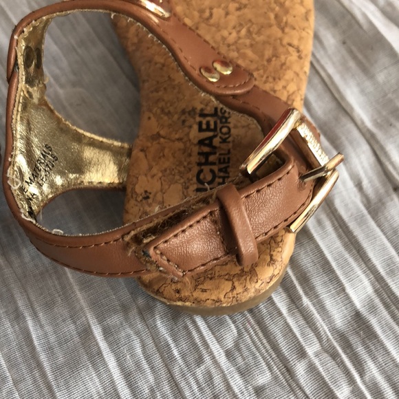 MICHAEL KORS Tilly Jane tan toddler girls SZ 6 w/gold MK logo plate thong - Picture 7 of 12